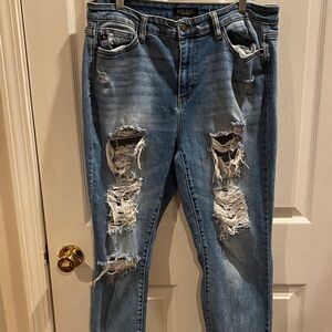 Judy Blue Distressed Boyfriend Jeans in Light Blue